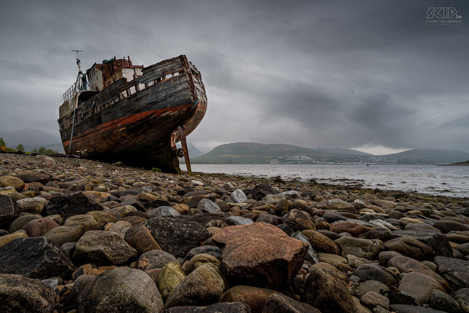 Corpach - Old Boat of Caol The Old Boat of Caol, ook wel bekend als het Corpach Wreck, is een vissersboot die gestrand is op de kust waar de zeearmen van Loch Linnhe en Loch Eil samenkomen in Fort William. Stefan Cruysberghs